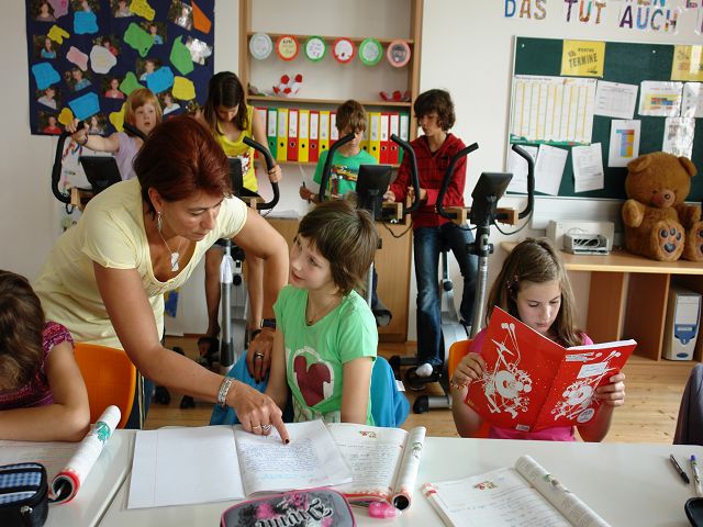 Kindern liegen im Kreis