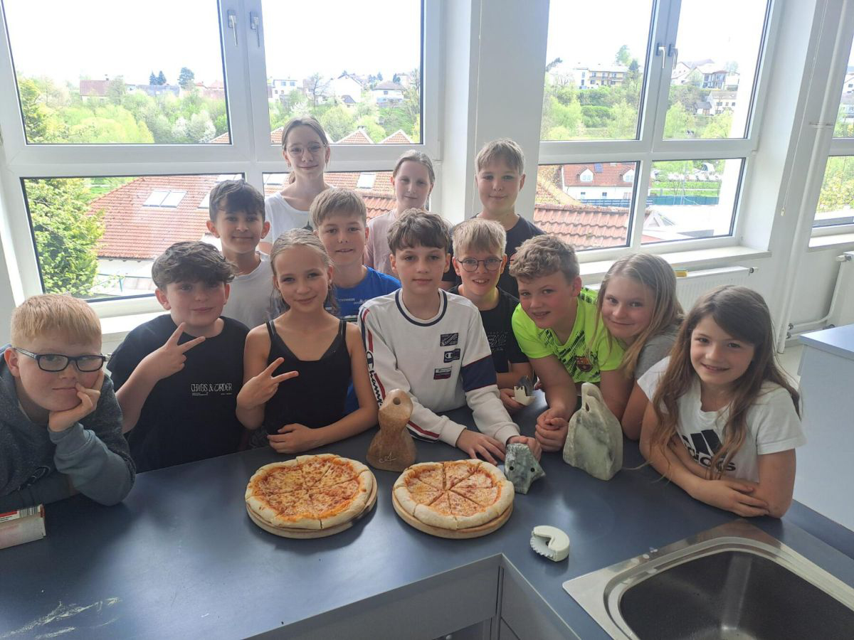 Pizza-Backen als kreative Vorbereitung für das Ferienspiel-Programma