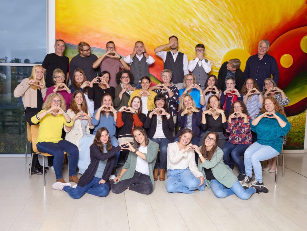 Kindern liegen im Kreis