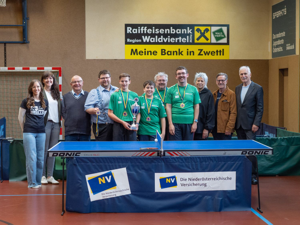 Tischtennisschläger-Übergabe der Bundesmeister an die SMS Zwettl